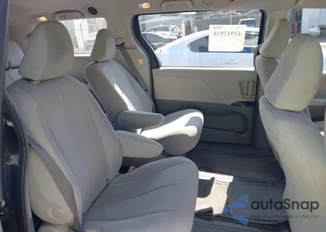 2012 Toyota Sienna Base V6 7 Passenger z USA, uszkodzony, nr VIN 5TDZK3DC3CS264399